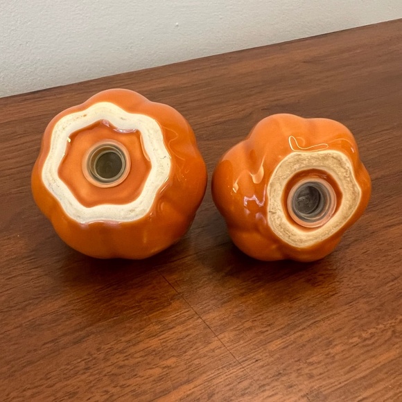 Pumpkin shaped salt & pepper shakers. Fall or‎ autumn decor orange and green - Picture 4 of 4